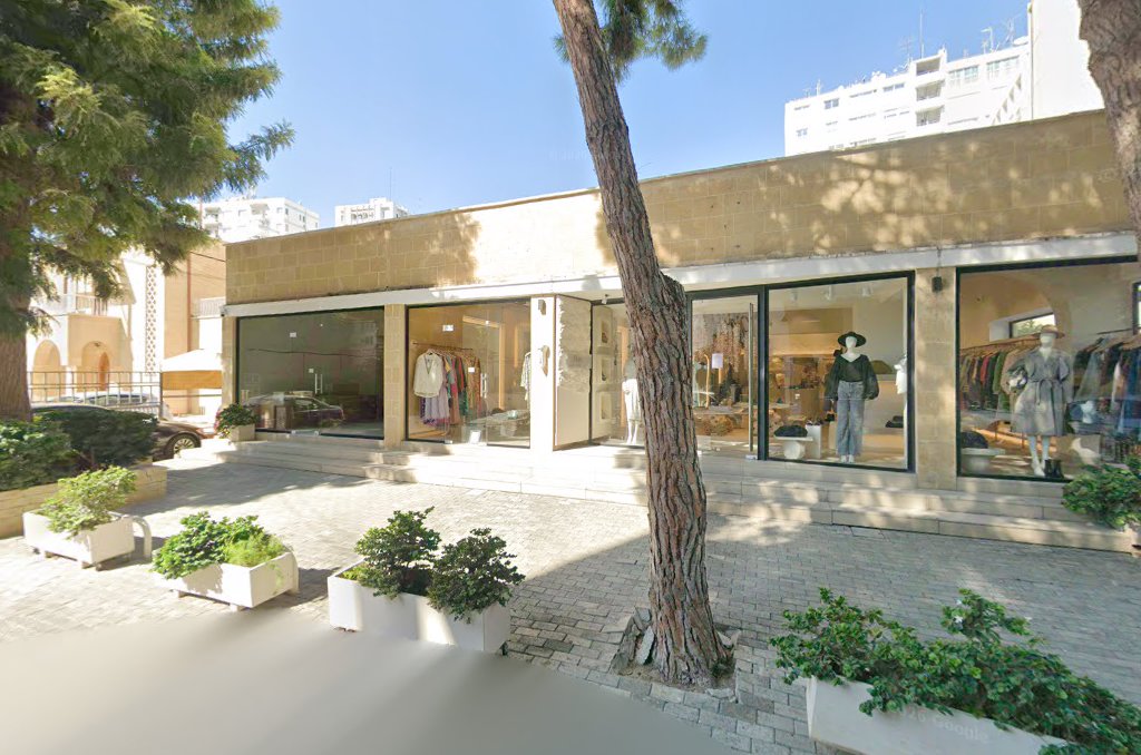 Duo Concept Store: clear storefront view of shop