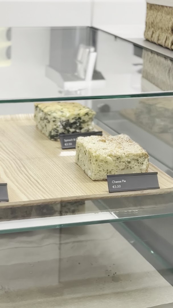 UTU Coffee: clear photo of food display