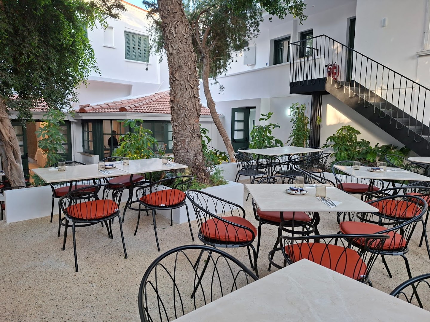 Athinaikon: clear, inviting restaurant terrace photo