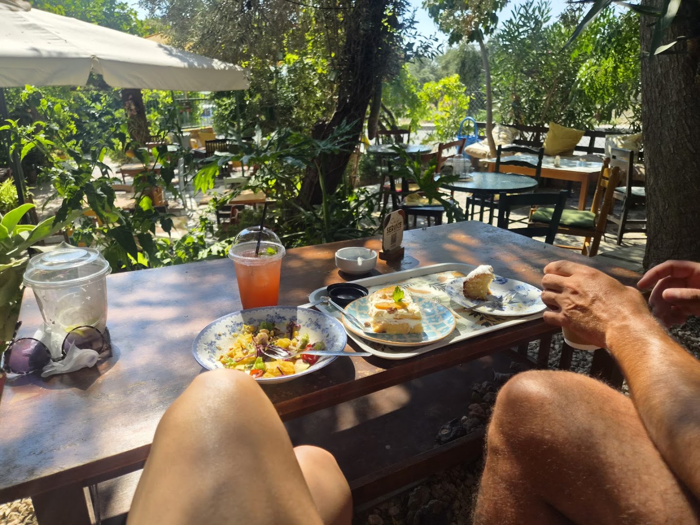 Avli tis Nefelis: inviting atmosphere and food display