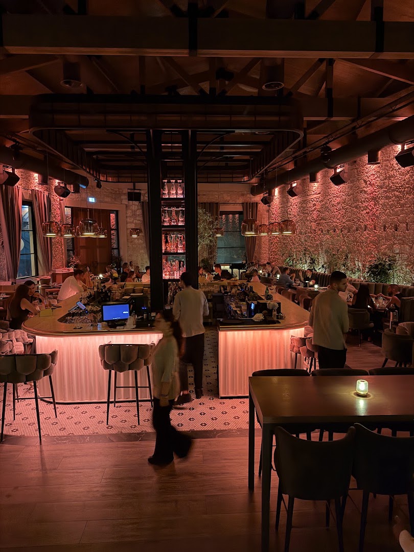 Ethos Vin: atmospheric and professional interior shot