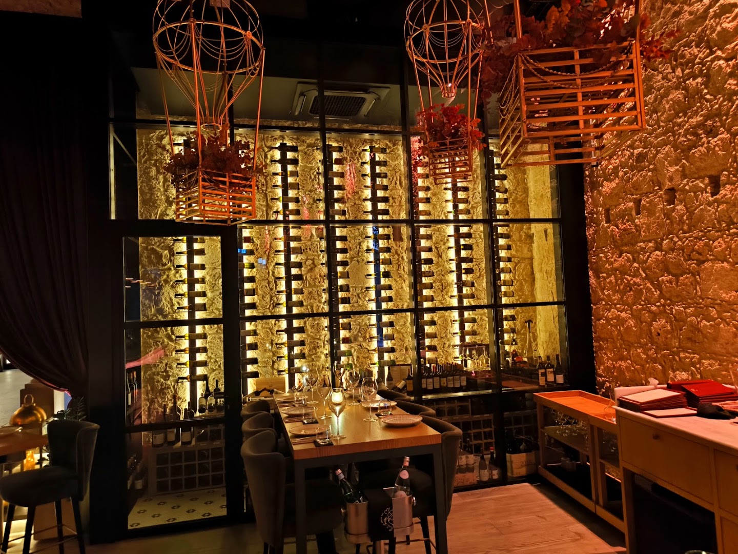 Ethos Vin: attractive interior and inviting atmosphere