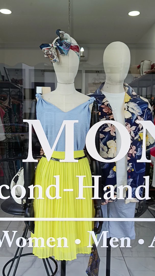 MONÈ Second-Hand Boutique: clear storefront display photo