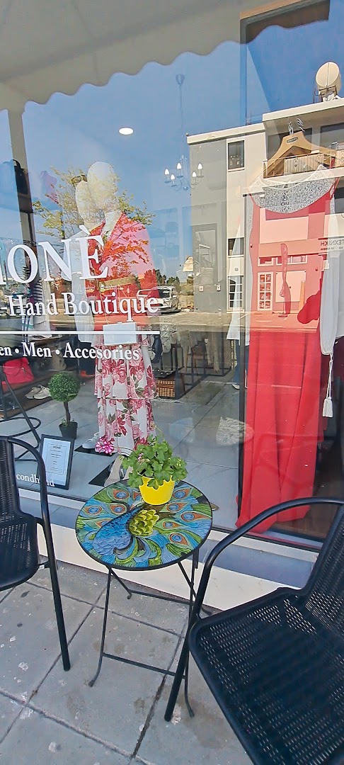 MONÈ Second-Hand Boutique: clear storefront display photo