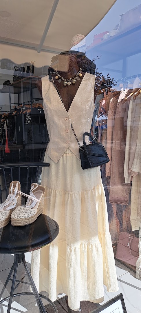 MONÈ Second-Hand Boutique: attractive shop window display photo