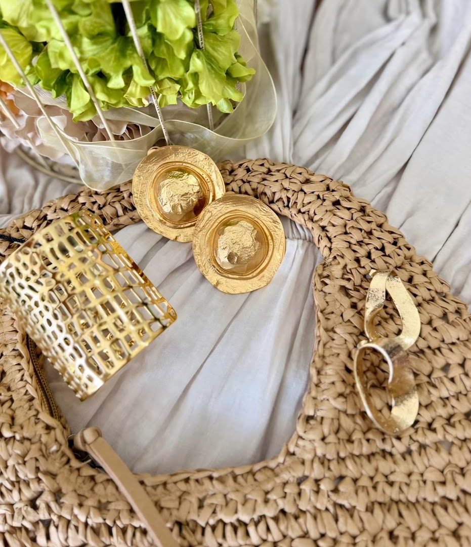 MONÈ Second-Hand Boutique: high quality product display photo