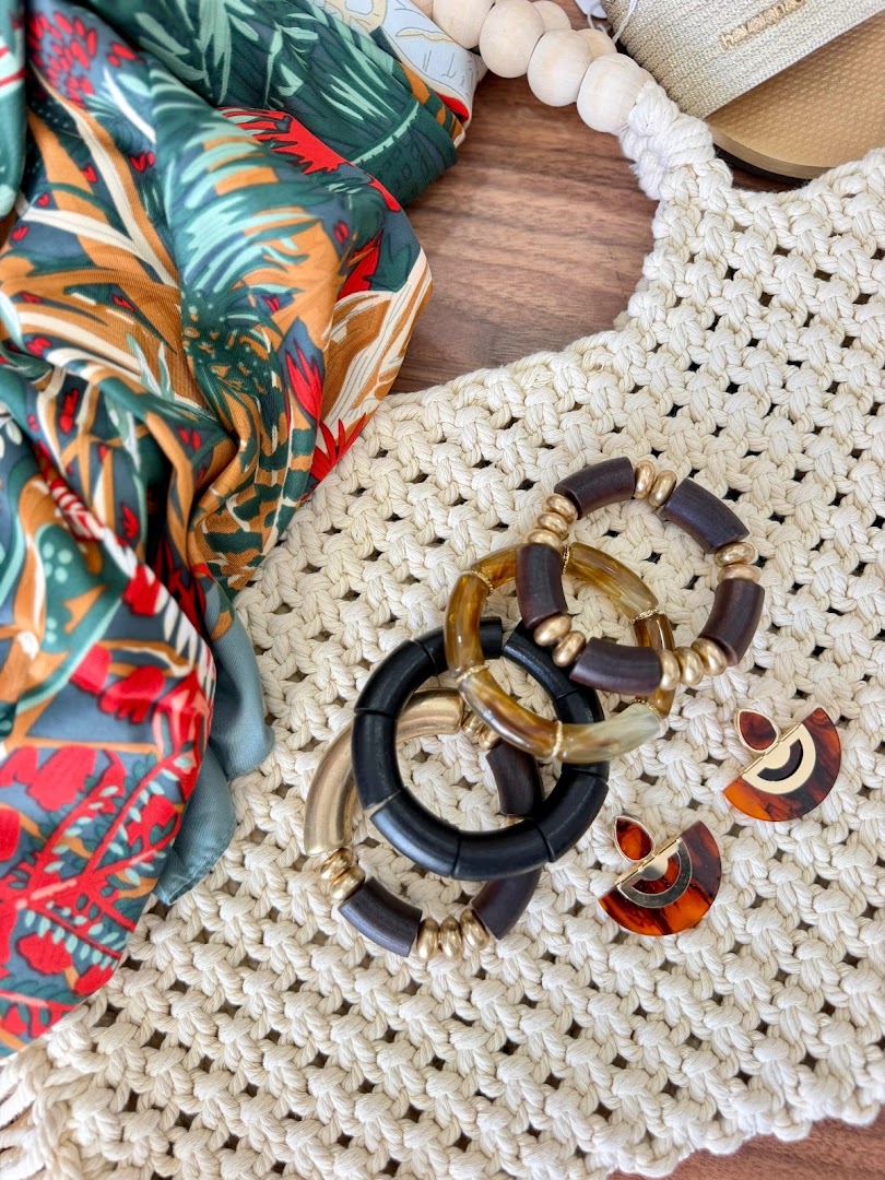MONÈ Second-Hand Boutique: attractive product display photo