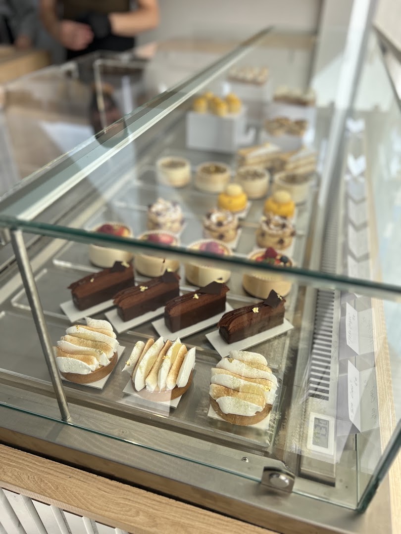 Puta Gluta & Mou Floon: clear display of shop products