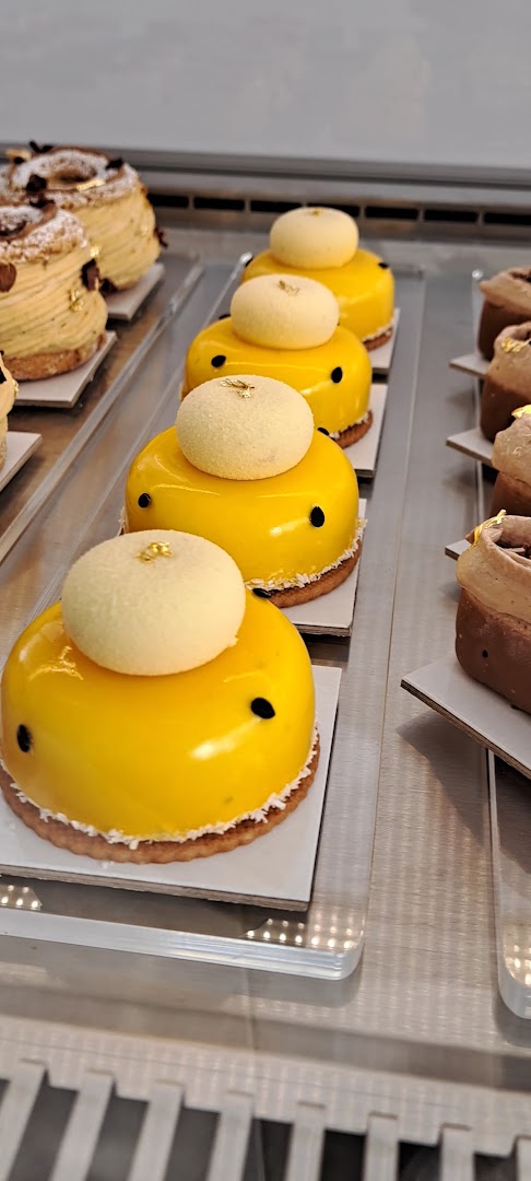 Puta Gluta & Mou Floon: high quality product display photo