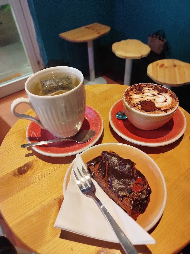 Buchta C: appetizing photo of drinks and dessert
