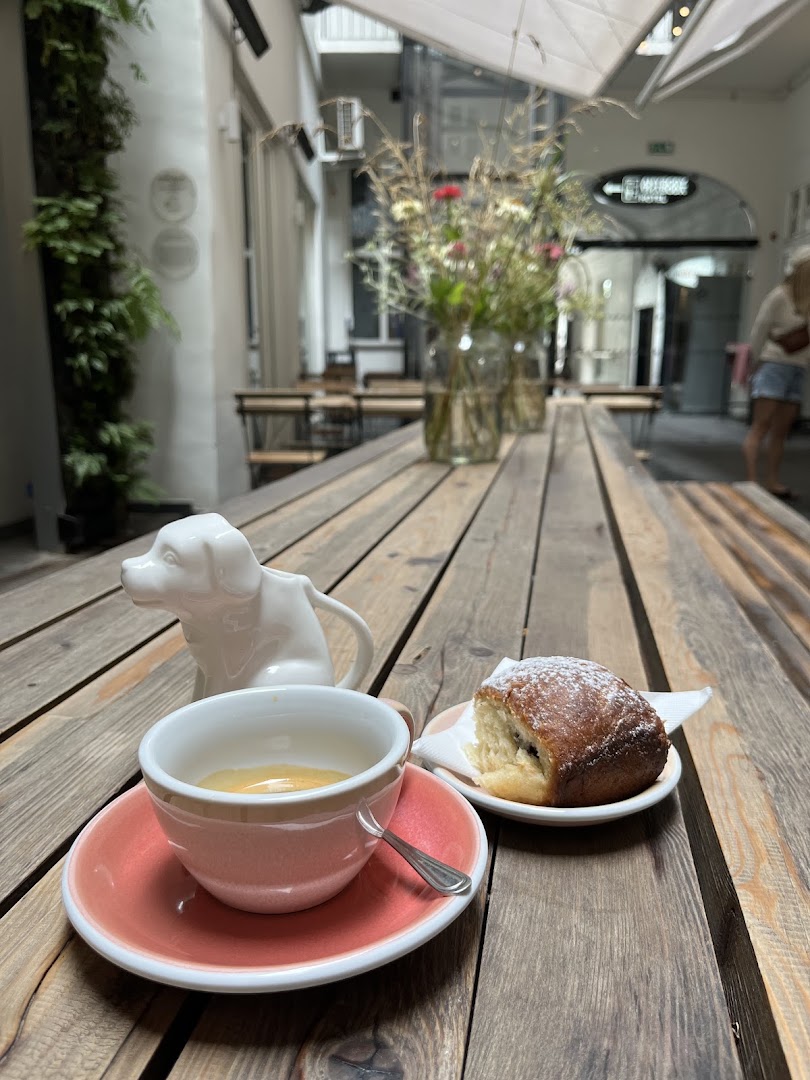 Buchta C: appealing shot of food and atmosphere