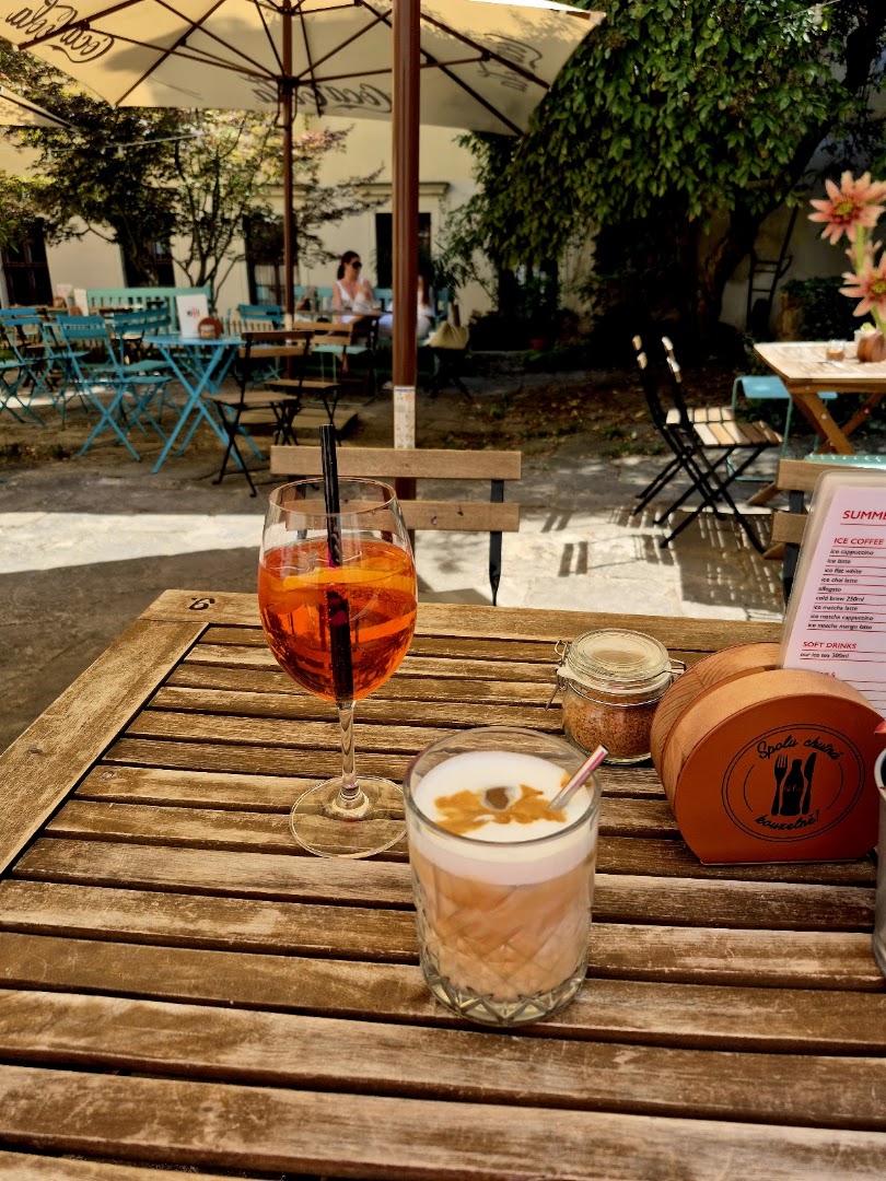 Café Mitte: inviting terrace atmosphere with drinks