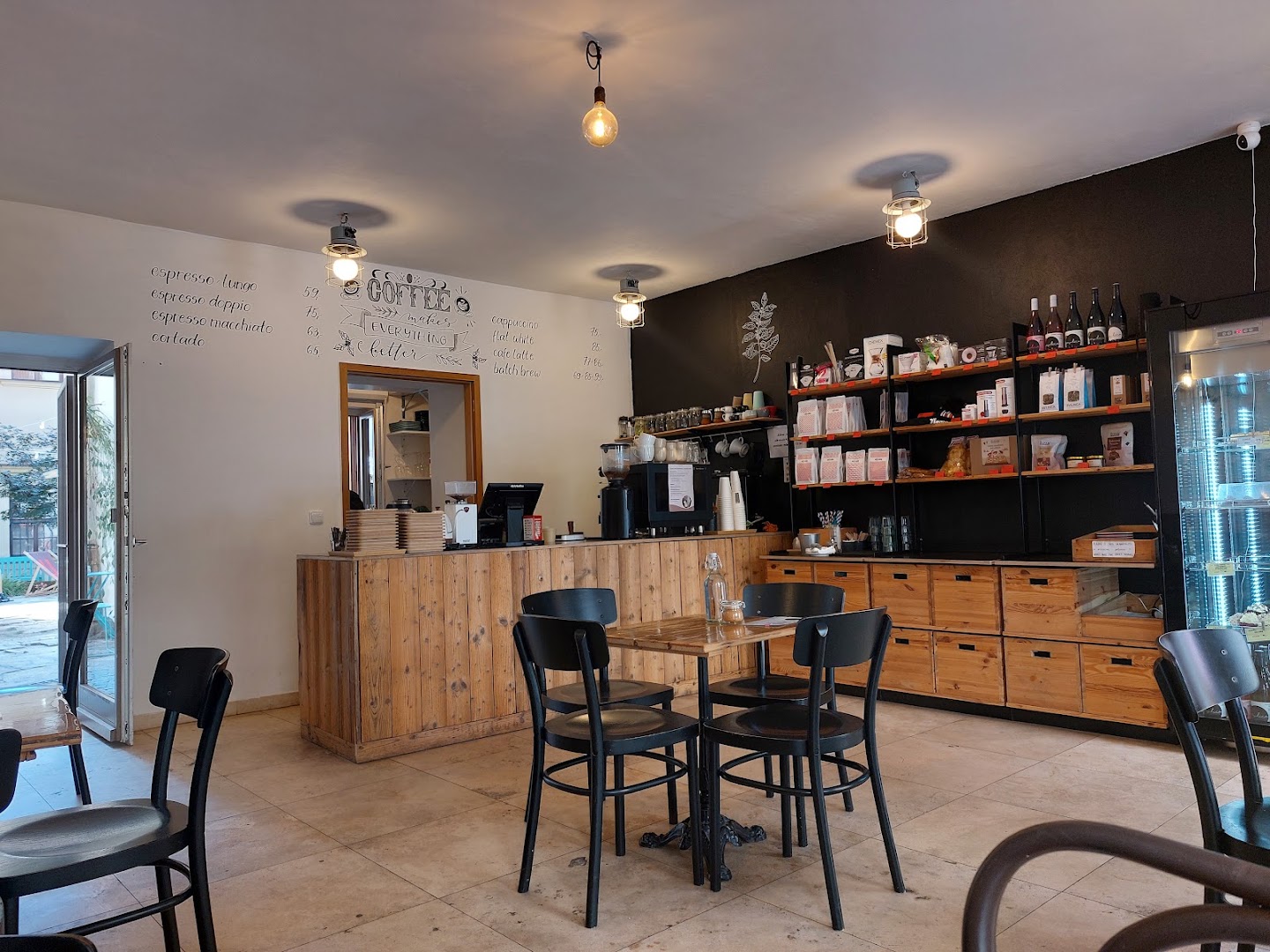 Café Mitte: clear, inviting interior atmosphere