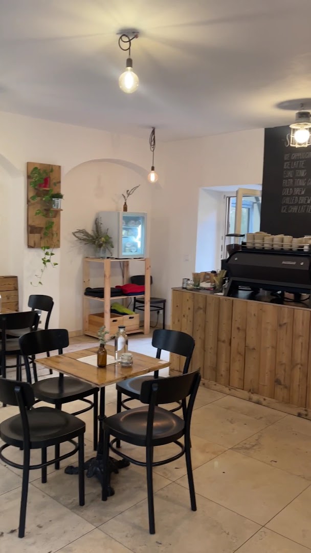 Café Mitte: clear, inviting interior atmosphere