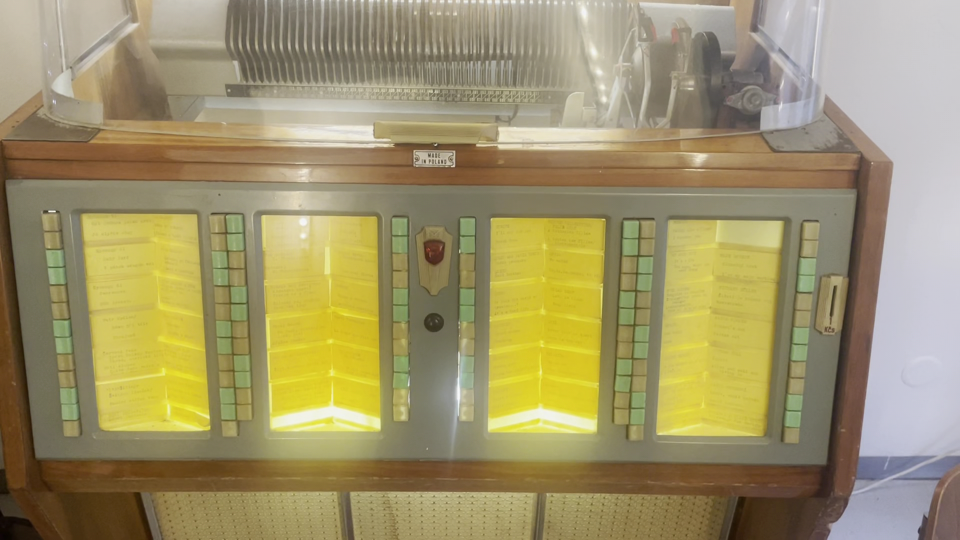 Café Tungsram: atmospheric vintage jukebox photo