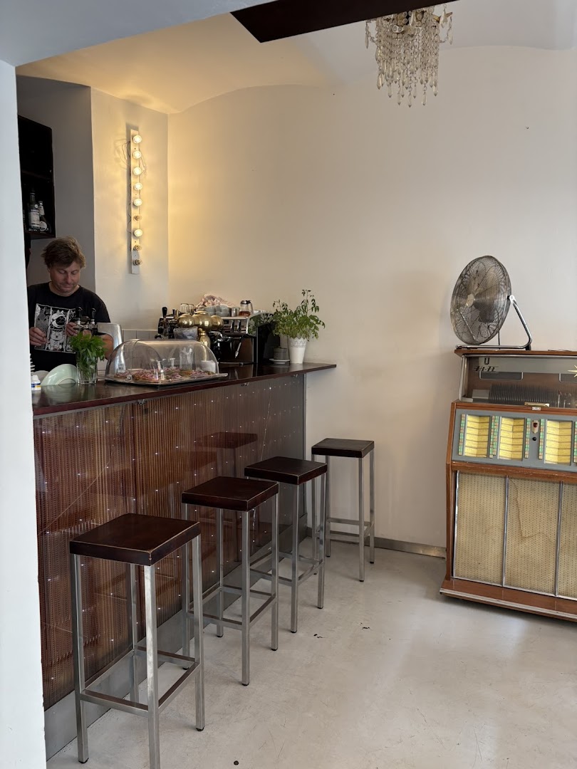 Café Tungsram: clear shot of bar interior