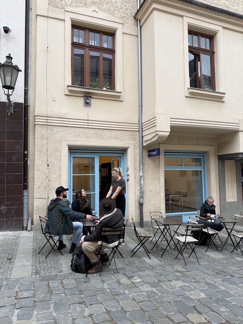Café Tungsram: inviting atmosphere with customers outside