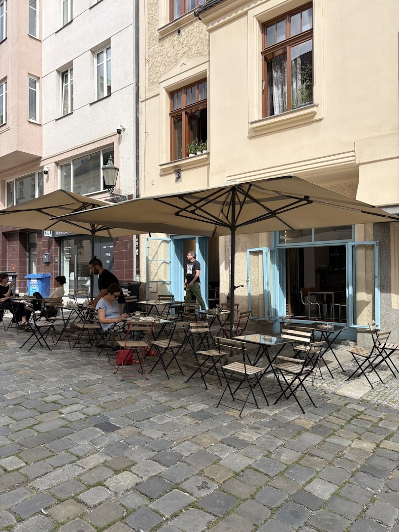 Café Tungsram: inviting outdoor terrace atmosphere