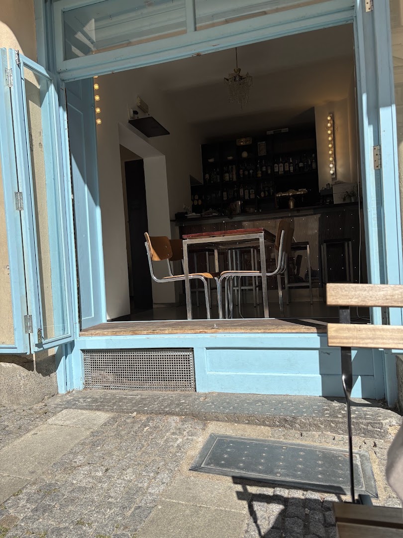 Café Tungsram: inviting view of bar interior