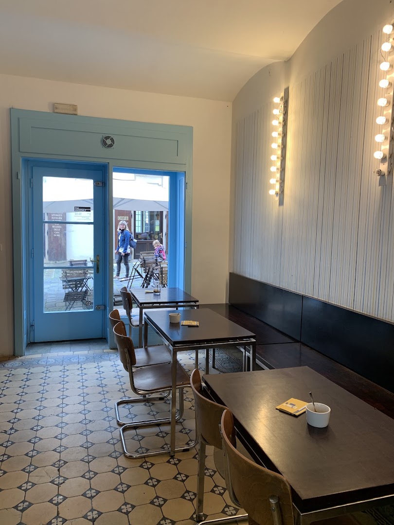 Café Tungsram: clear, inviting interior atmosphere