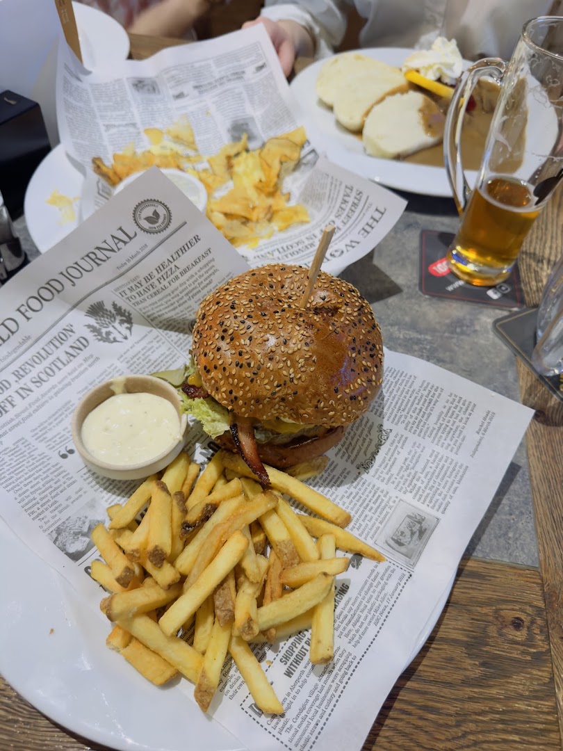 Charlie's Square: appetizing food presentation
