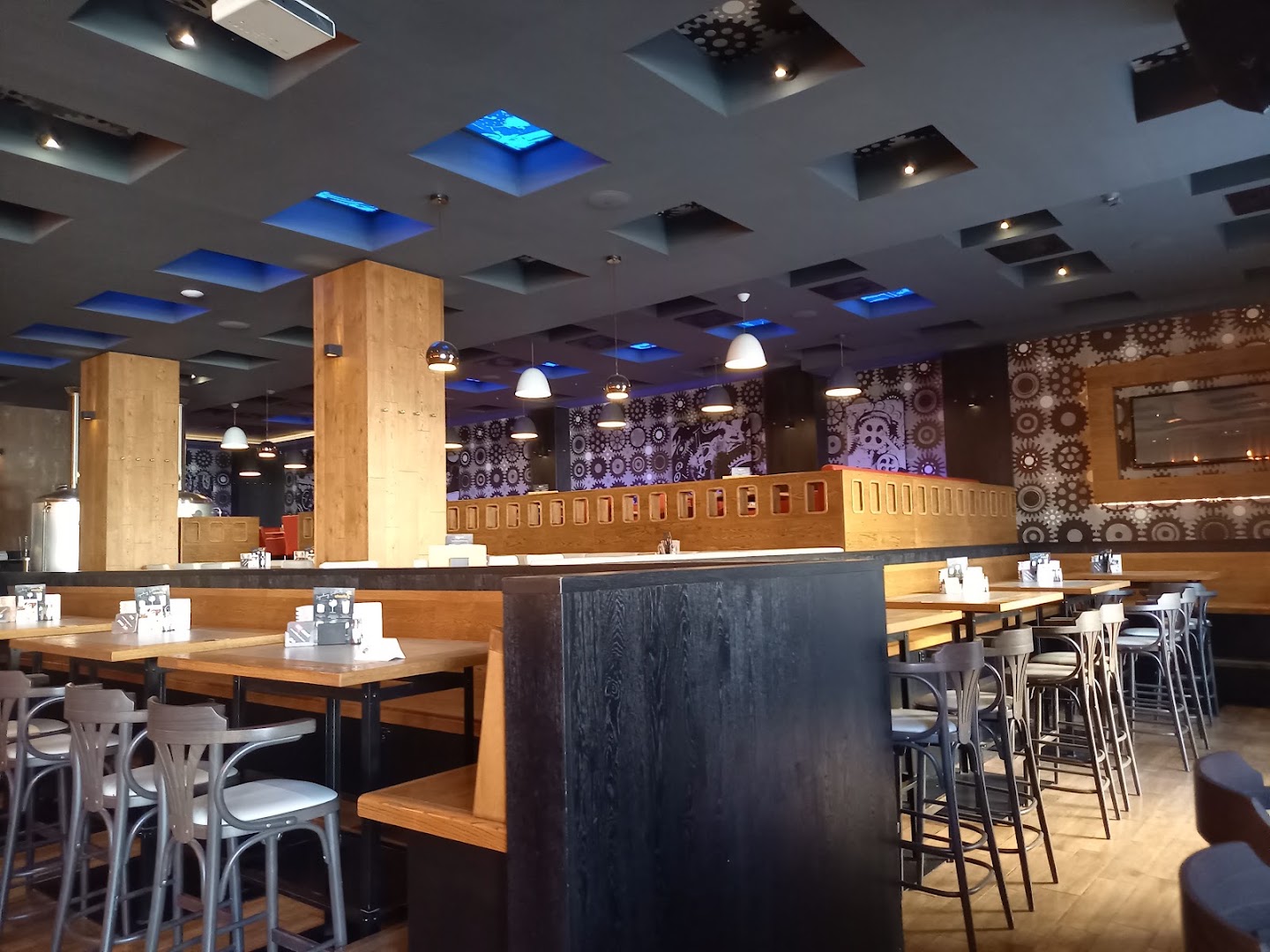 Charlie's Square: clear, professional interior atmosphere shot
