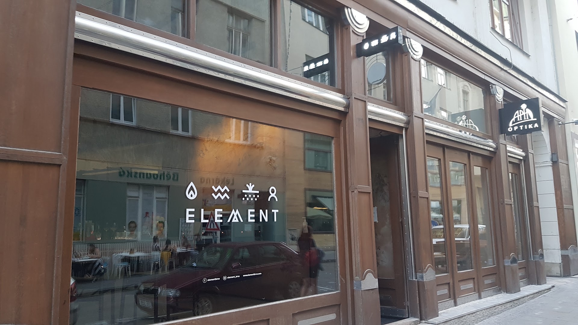 Element: clear exterior shot of restaurant