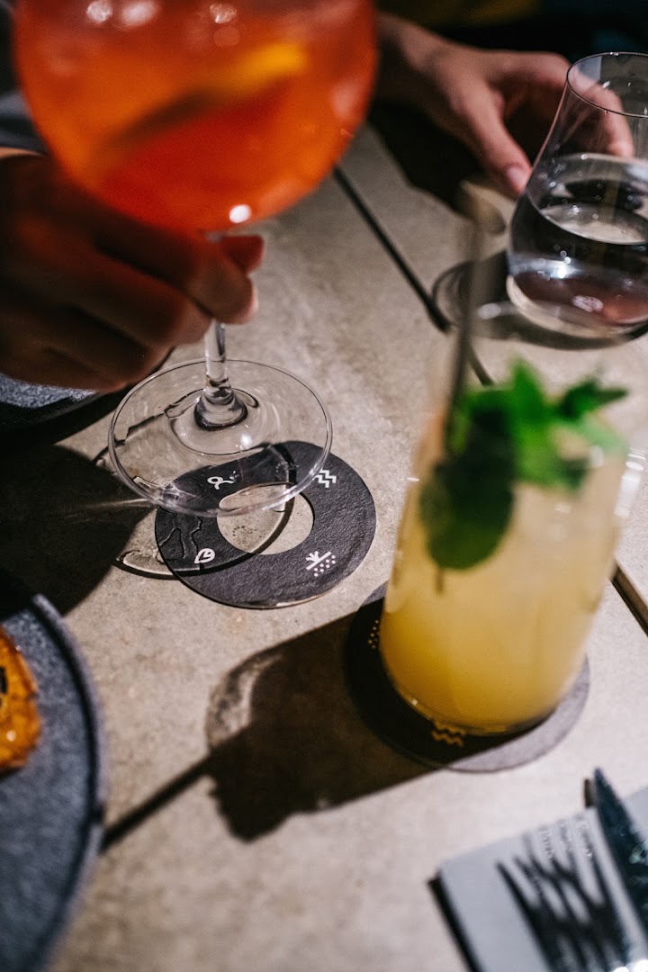 Element: appealing shot of restaurant drinks