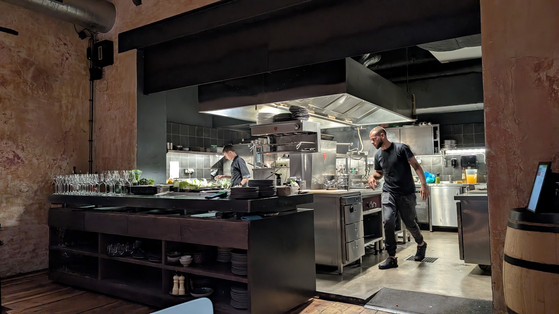 Element: professional shot of restaurant kitchen