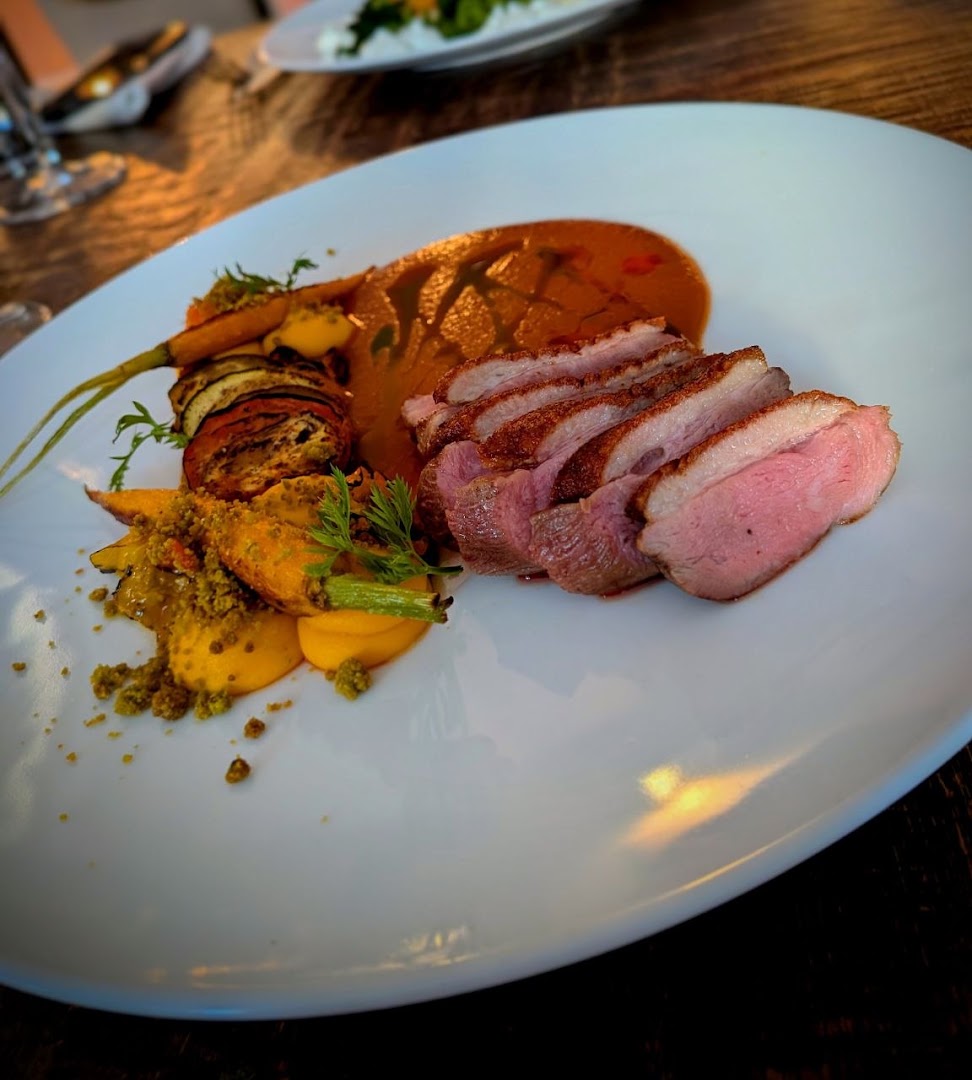 Kohout na víně: appetizing, high-quality food photography