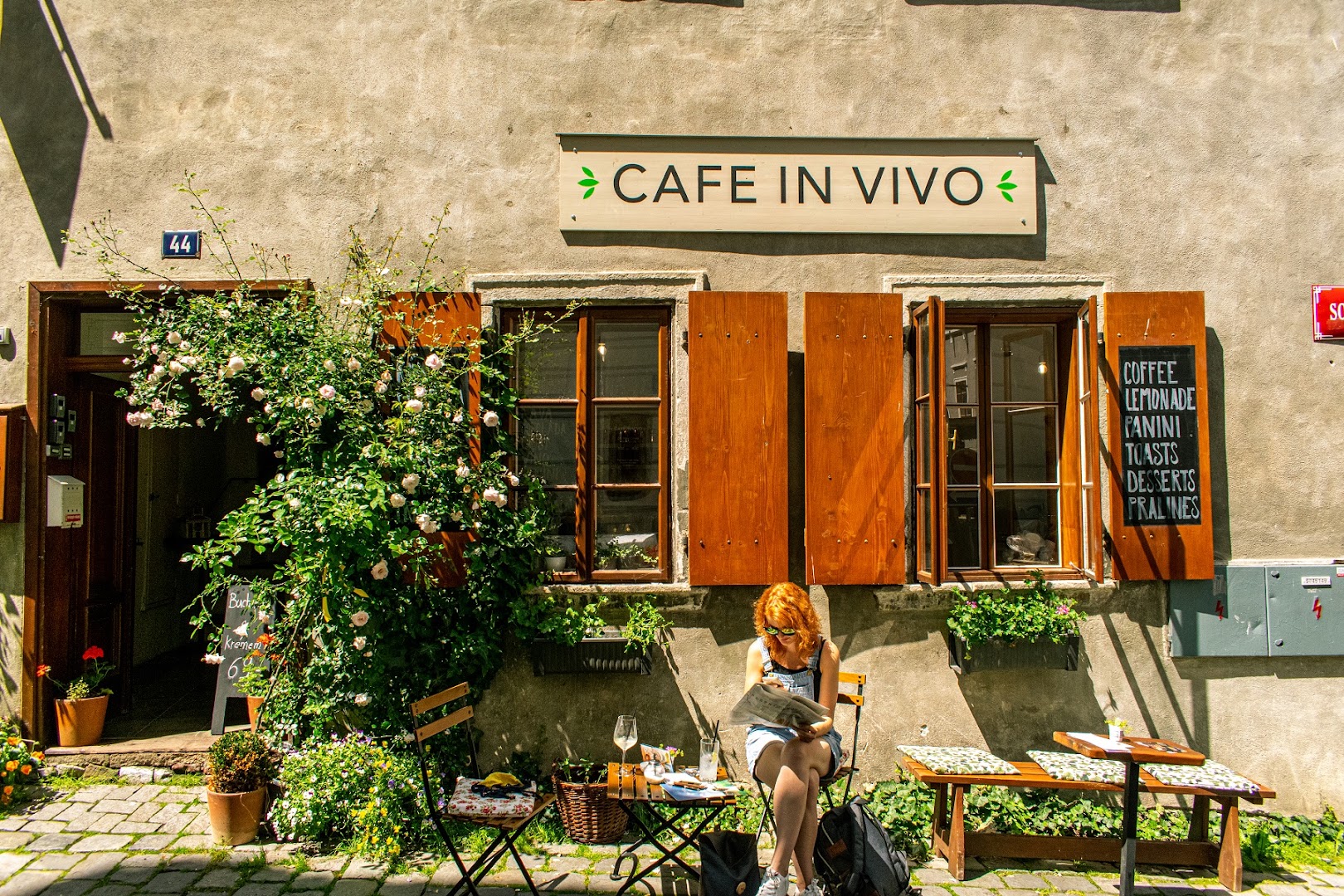 Café In Vivo: attractive, professional exterior shot