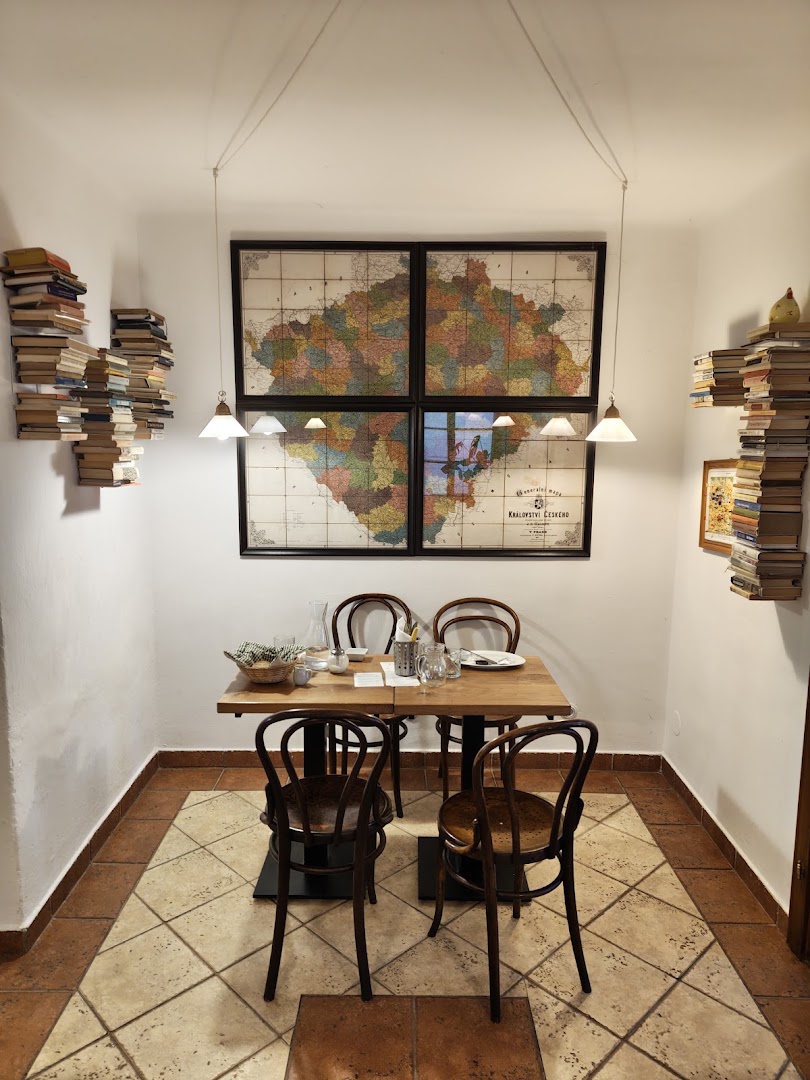 Café In Vivo: attractive and clean interior shot