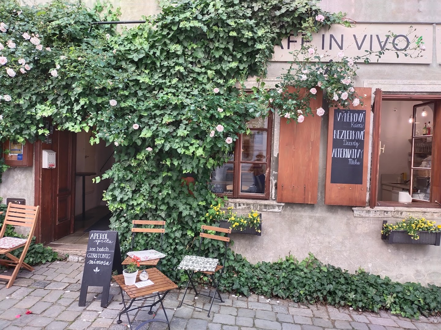 Café In Vivo: attractive and inviting exterior shot