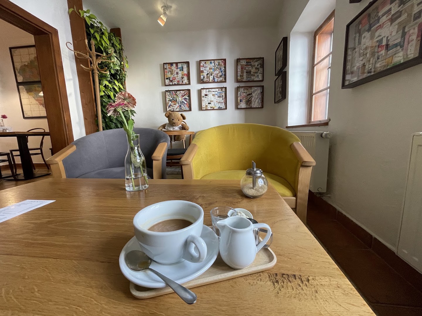 Café In Vivo: inviting and clear interior shot