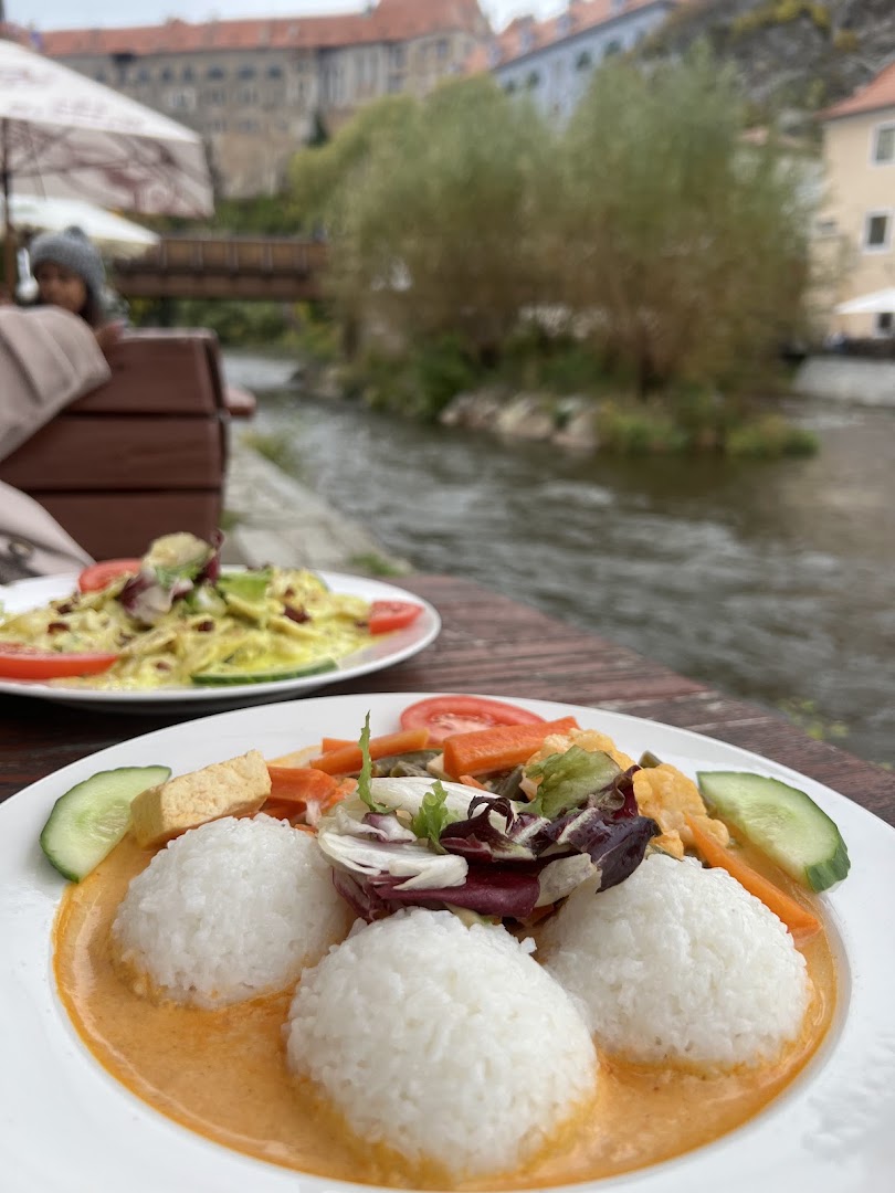 Laibon: appetizing food with nice scenery