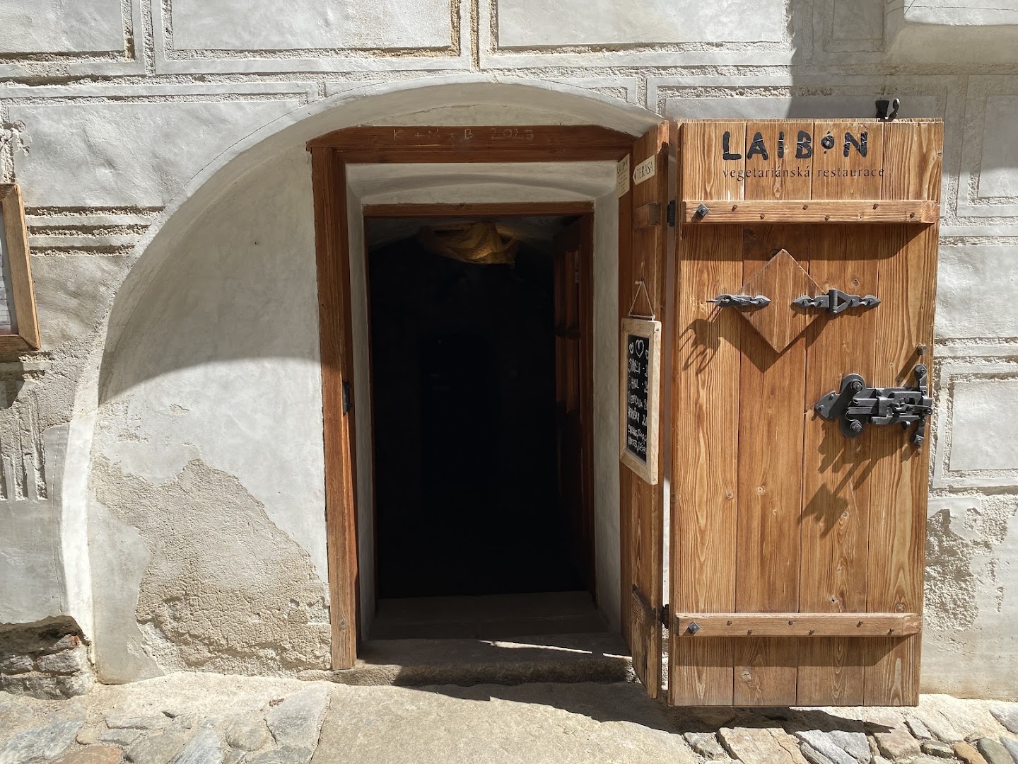 Laibon: clear photo of restaurant entrance