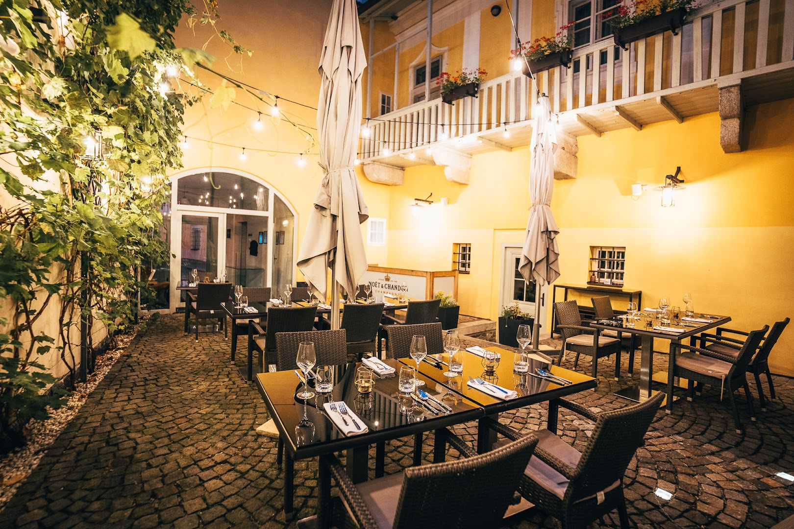 Le Jardin: beautiful atmosphere of restaurant terrace