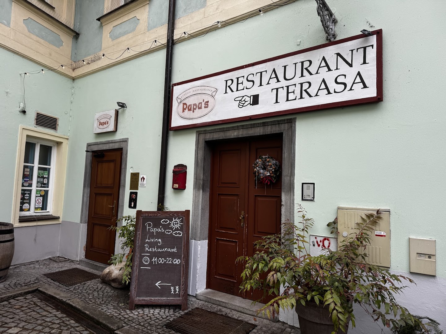 Papa's Living Restaurant: clear exterior shot of restaurant
