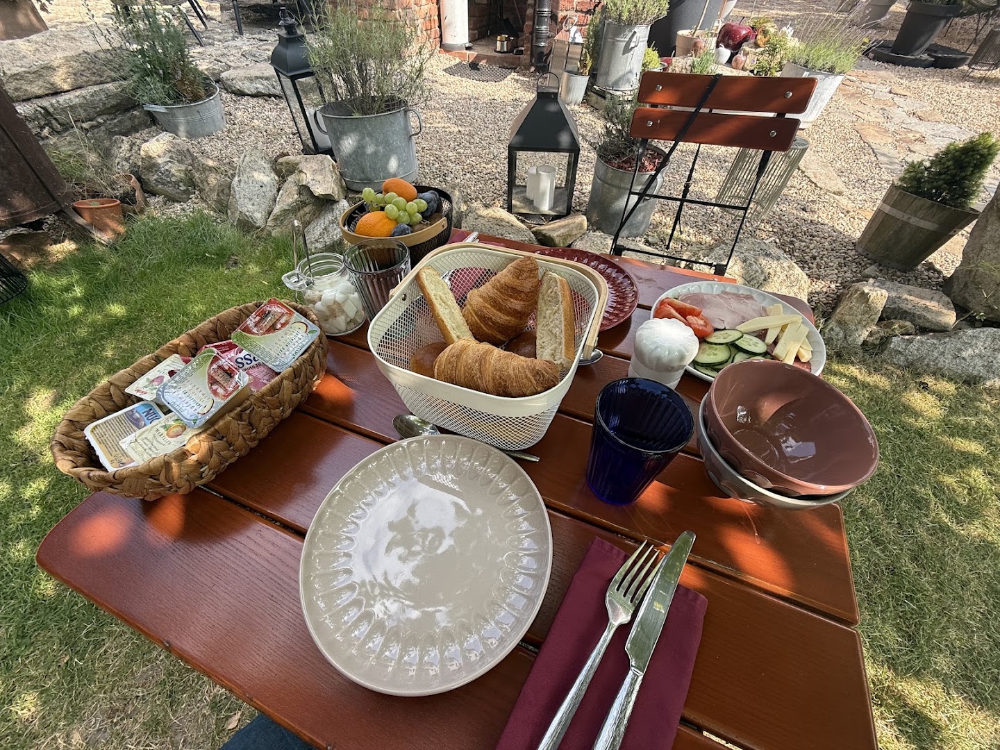 Bistrot de Papa: appealing breakfast setting and atmosphere