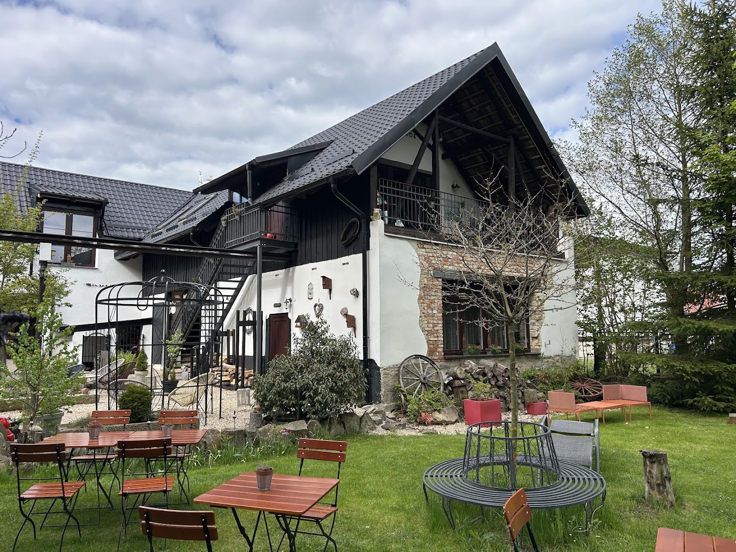 Bistrot de Papa: attractive exterior and terrace view