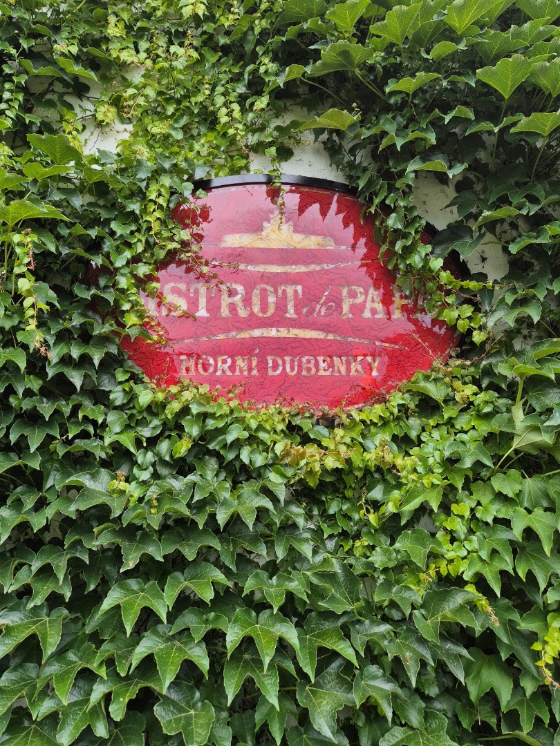 Bistrot de Papa: clear signage in natural setting