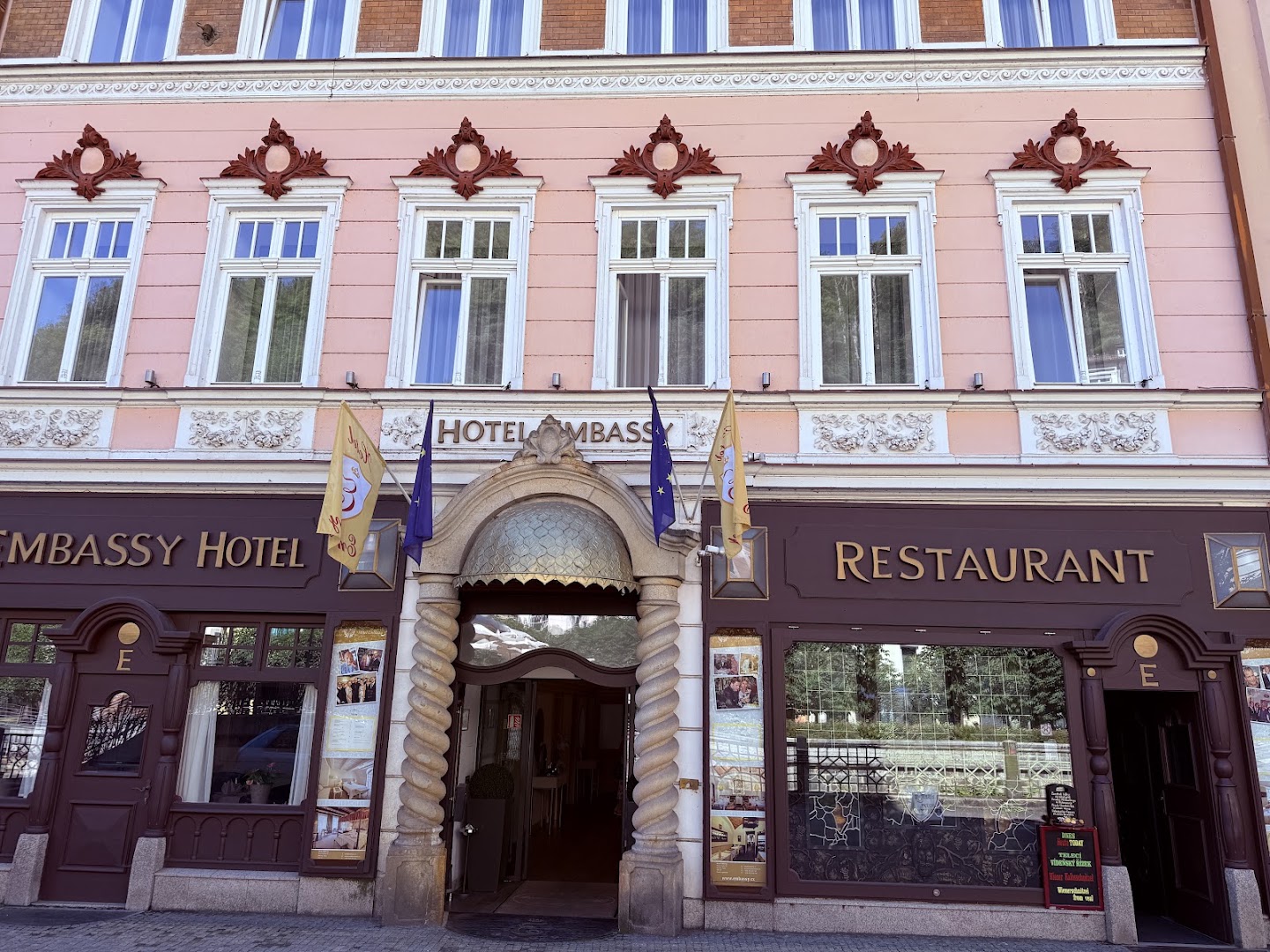 Restaurant Embassy: clear exterior shot of venue