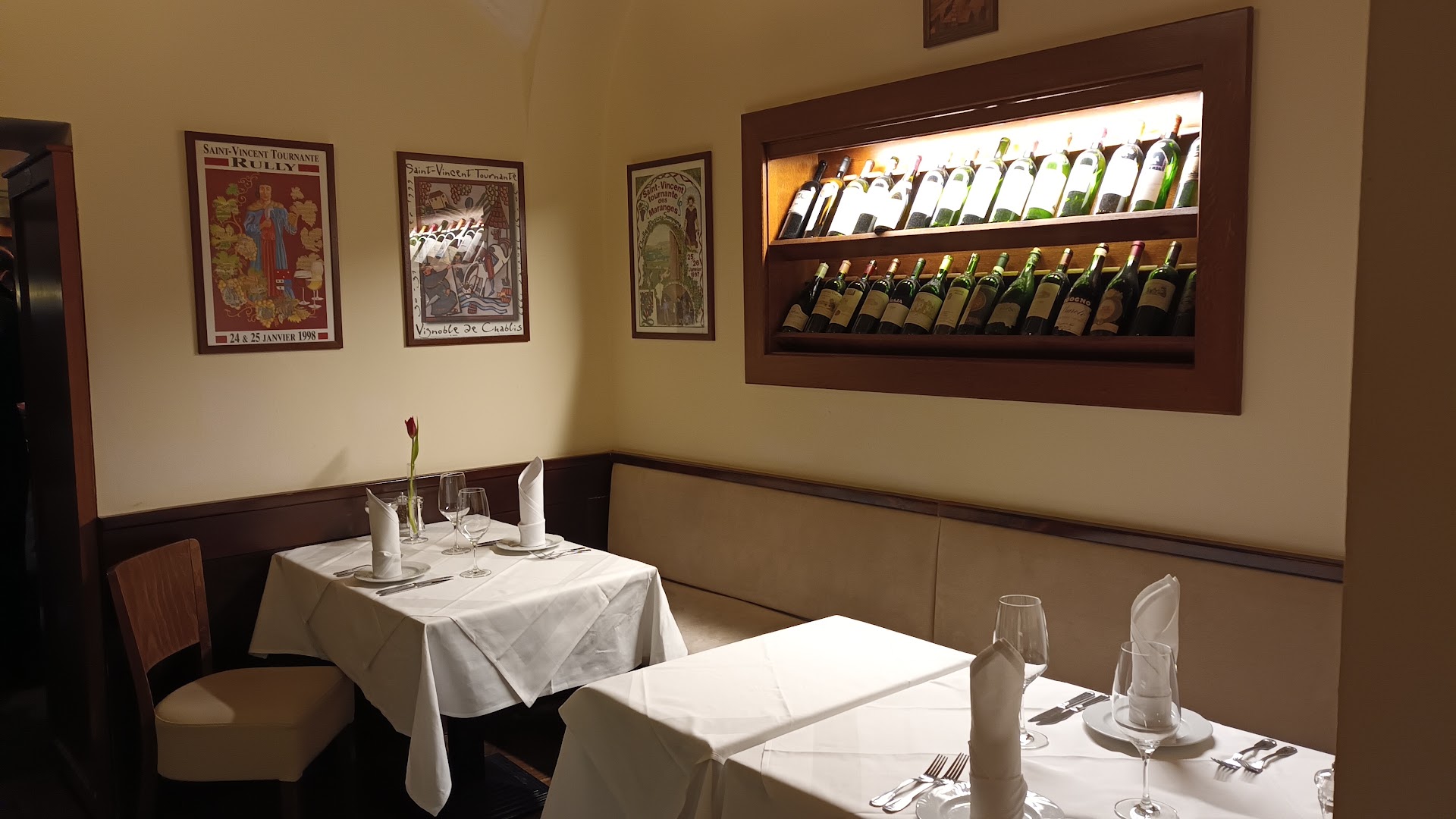 Restaurant Embassy: clear, inviting restaurant interior shot