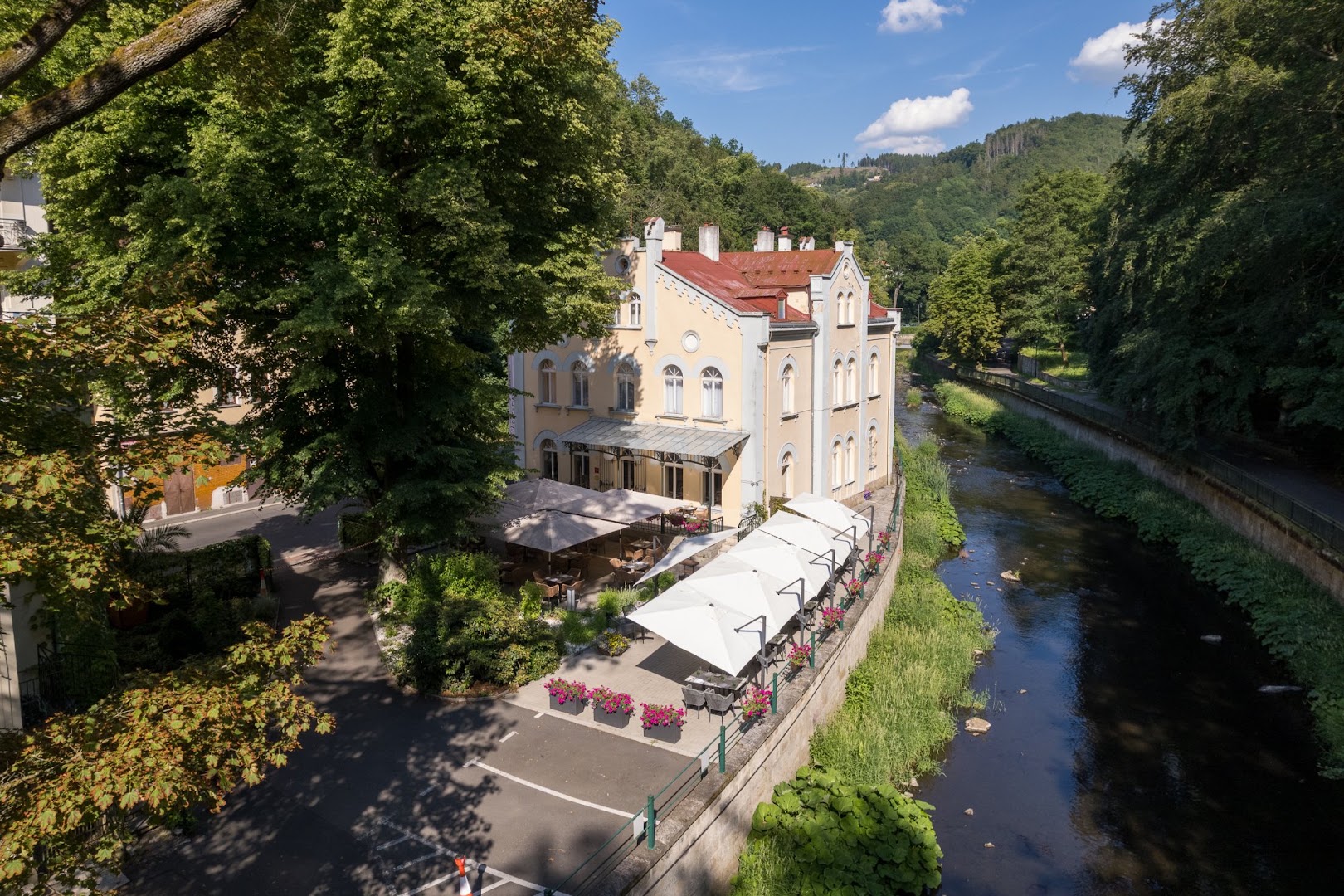 Le Marché: beautiful professional exterior shot