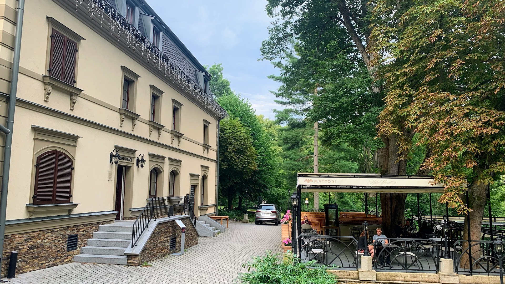 Malé Versailles: clear view of restaurant exterior