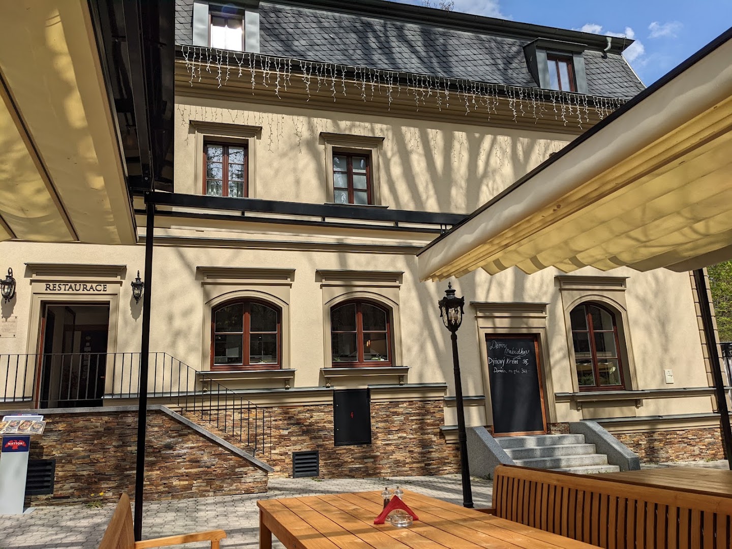 Malé Versailles: clear photo of restaurant exterior