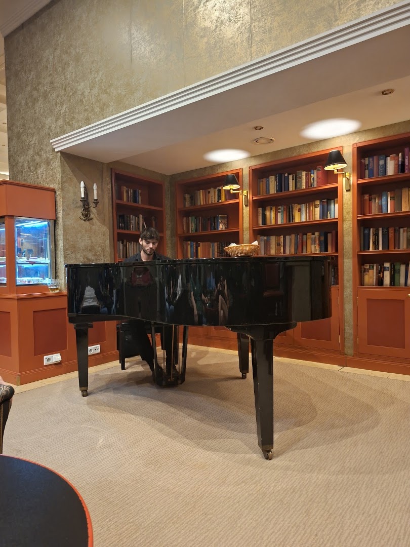 Opera Cafe & Bar: inviting atmosphere and entertainment
