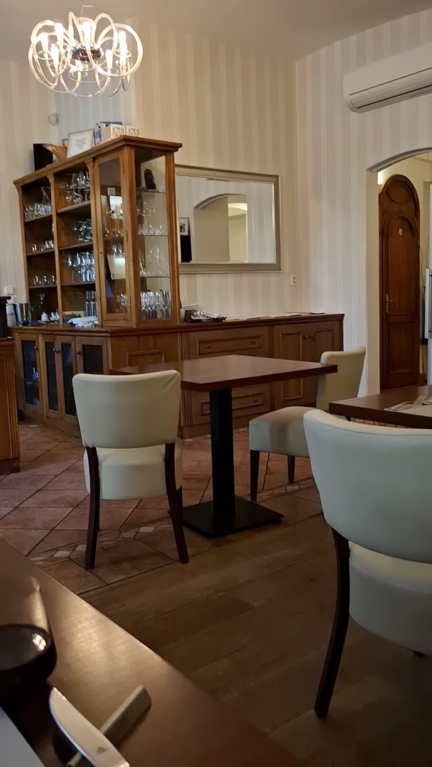 Tusculum: clear interior restaurant atmosphere shot