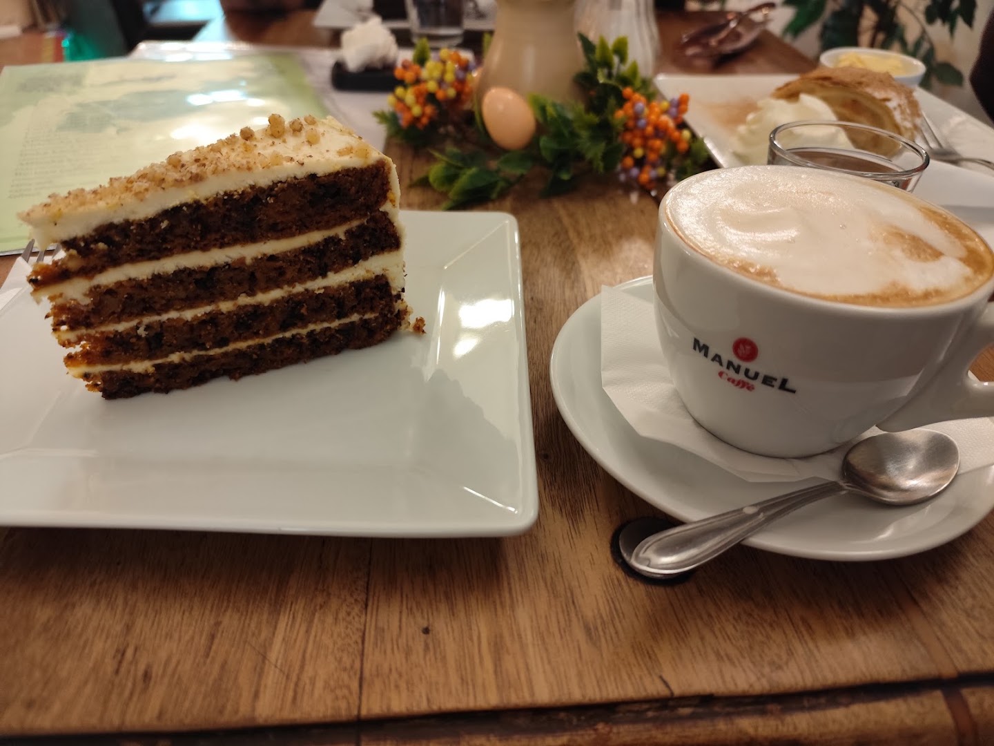 Café LuVer: appetizing food and drink presentation
