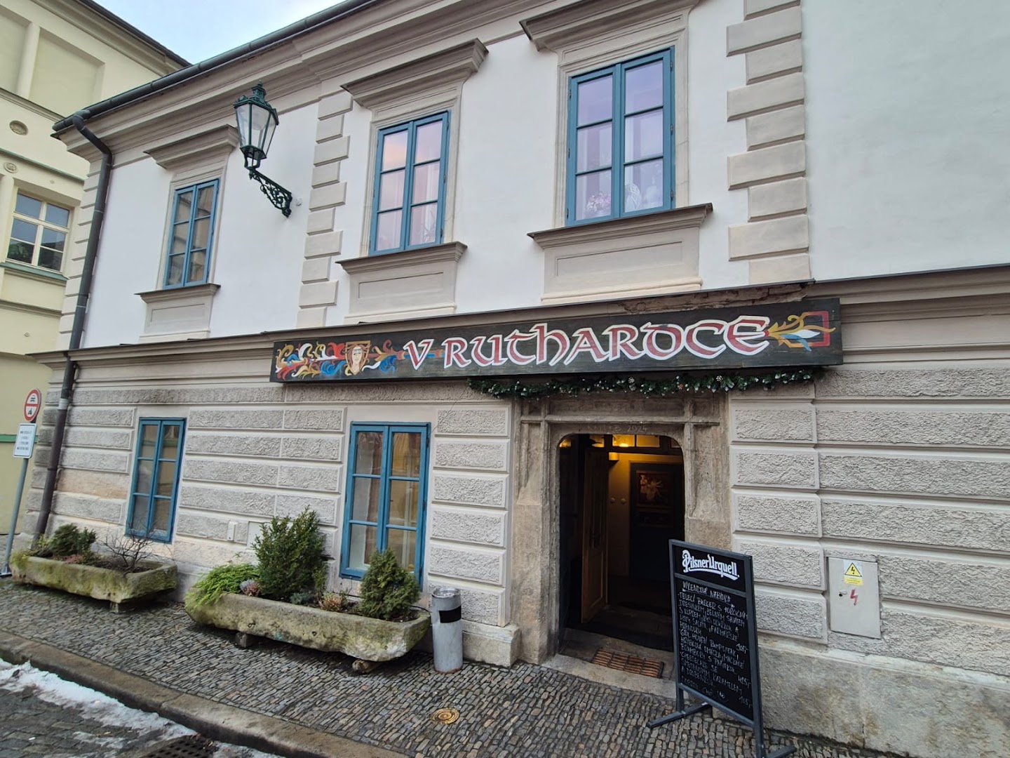 V Ruthardce: clear exterior shot of restaurant